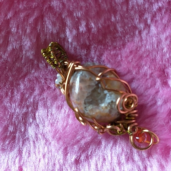 NWT Beautiful Quartz & Feldspar Wire Wrapped Pendant - Picture 3 of 4